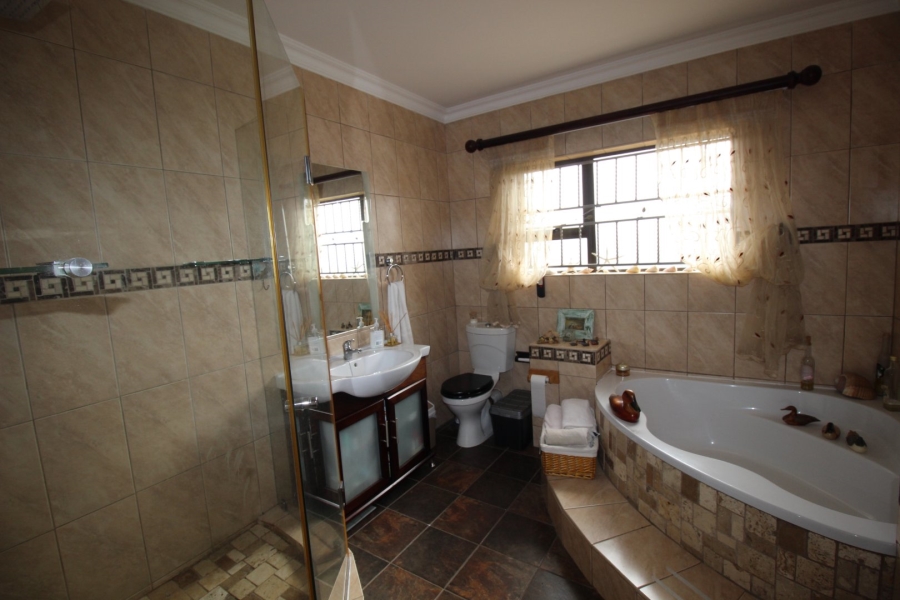 4 Bedroom Property for Sale in Lake Deneysville Free State